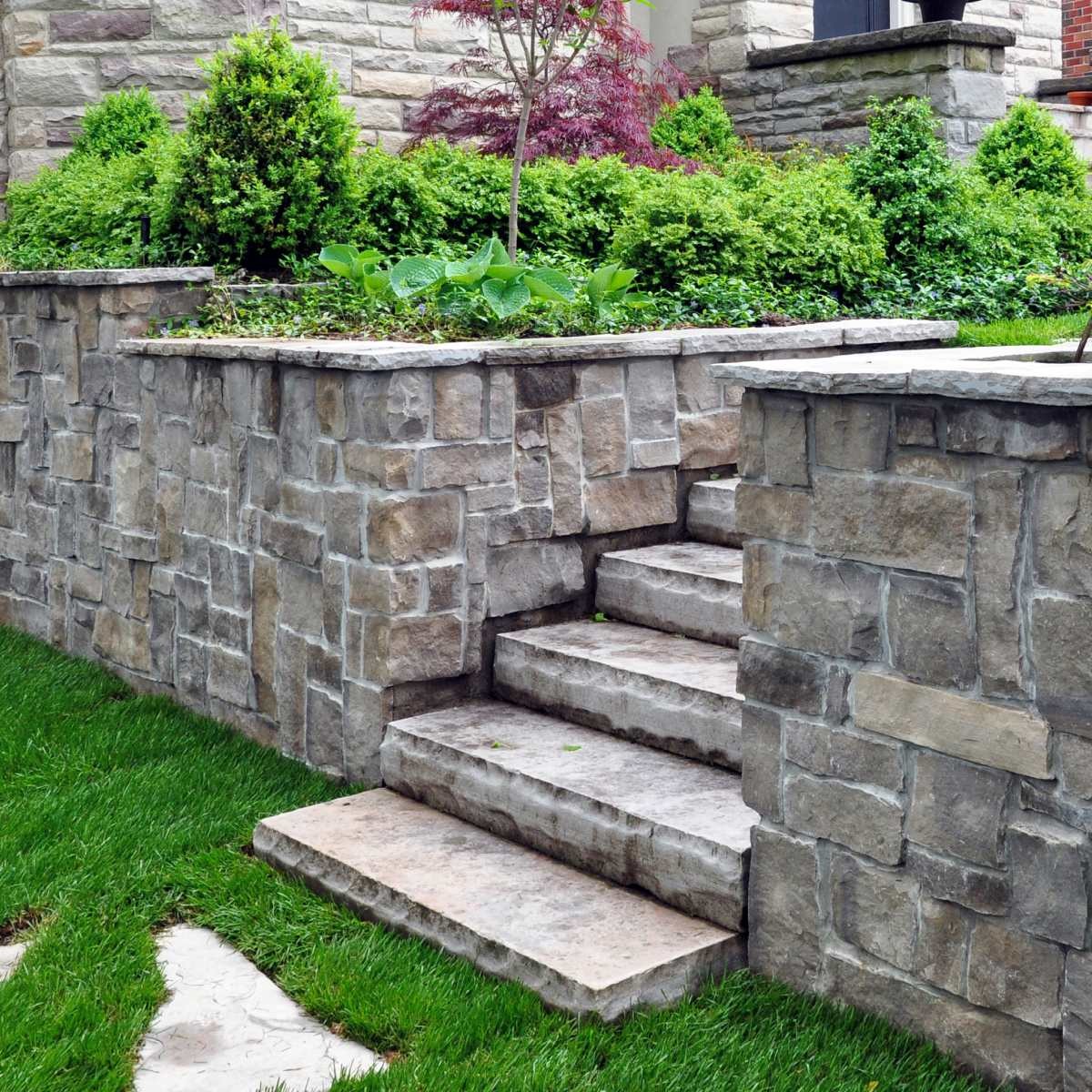 Steinmauer im Garten