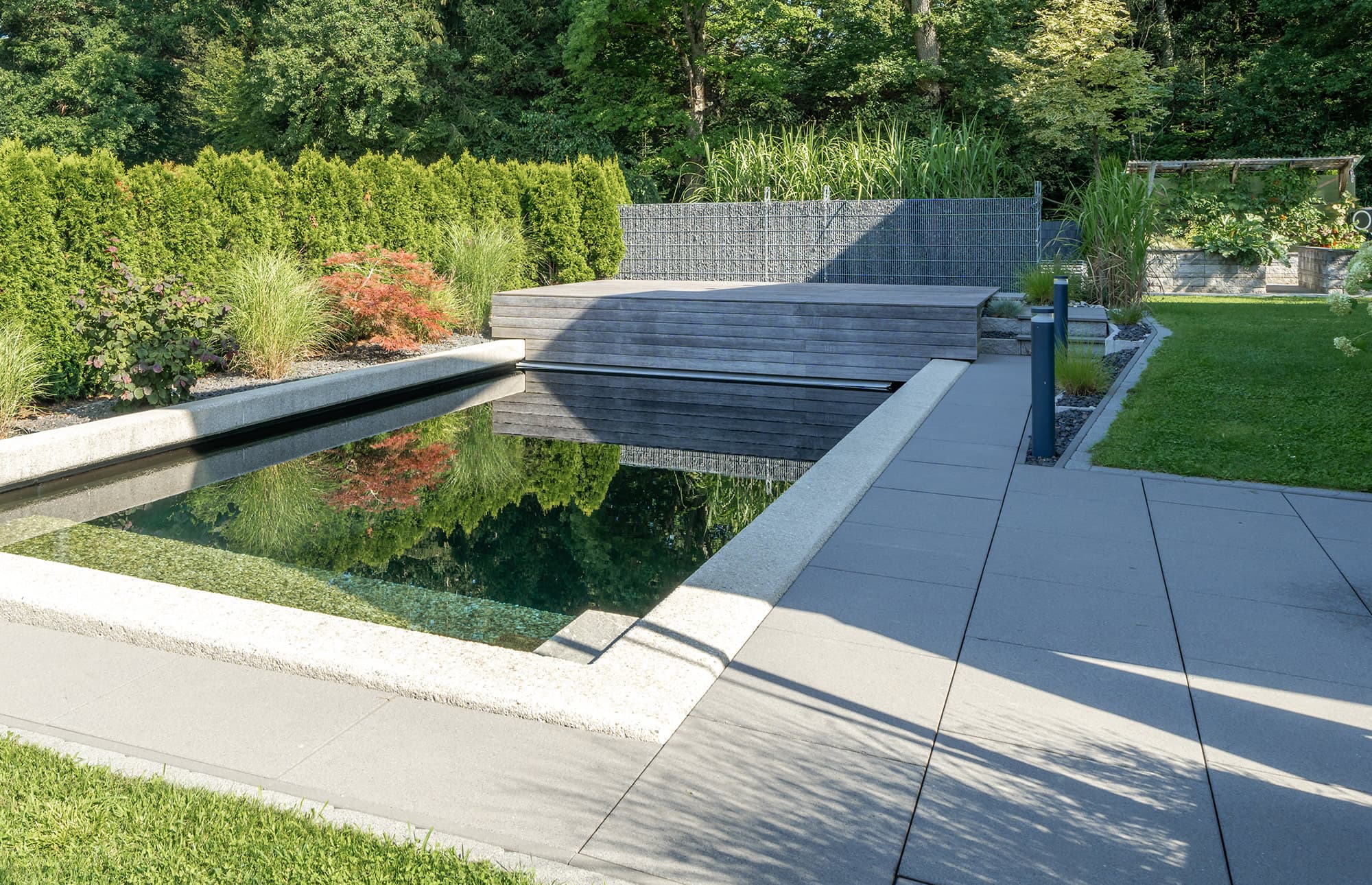 Nat&uuml;rliche &Auml;sthetik mit dem Element Stein in der Pool- und Gartengestaltung