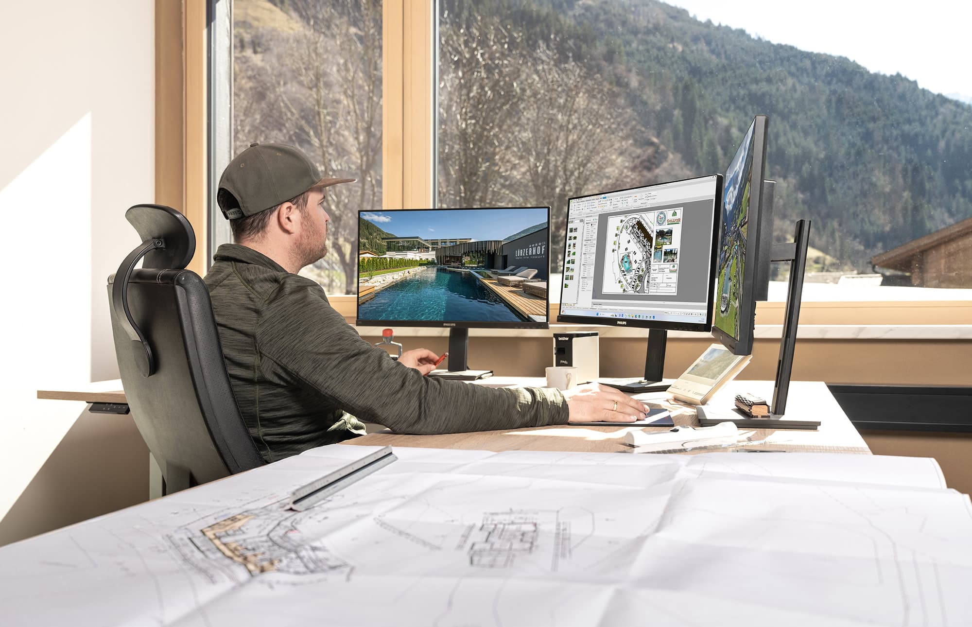 Hubert Gollner bei der Gartenplanung